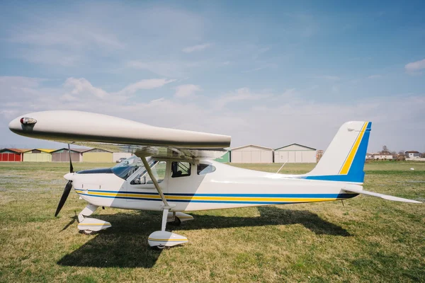 Avion ultraléger sur le terrain — Photo