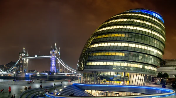 Het stadhuis in de nacht — Stockfoto