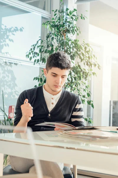 Jongeman in functie — Stockfoto