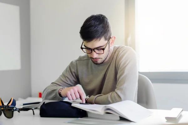 Student vergadering op een bureau — Stockfoto