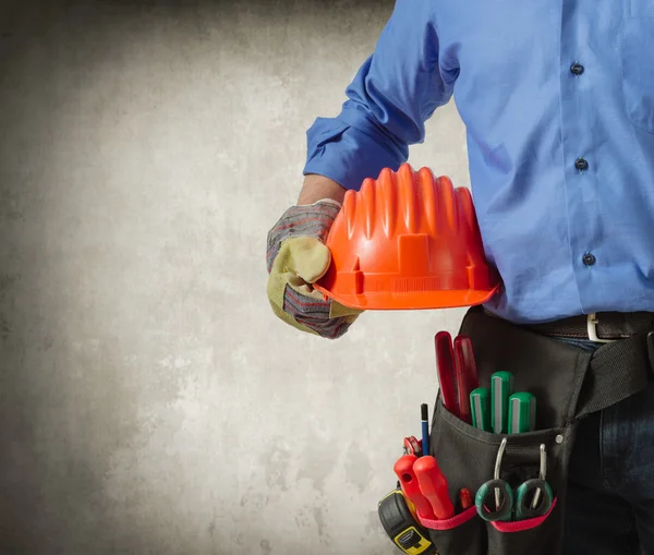 Trabajador en herramientas de sujeción uniformes — Foto de Stock