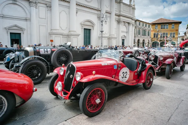 Vintage cars at Freedom Square — Stock Photo, Image