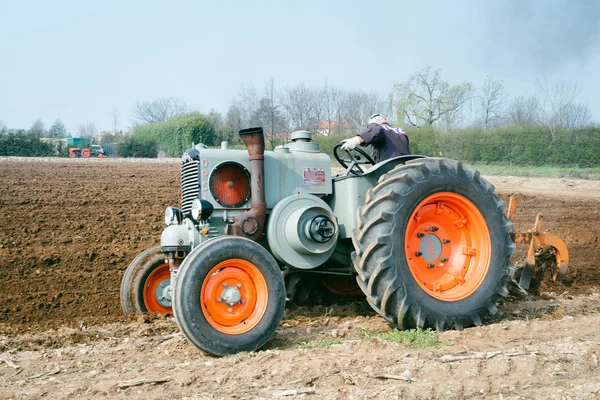 Tracteurs travaillant sur le terrain — Photo