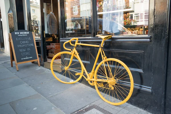 Bicicleta amarilla en calle — Foto de Stock