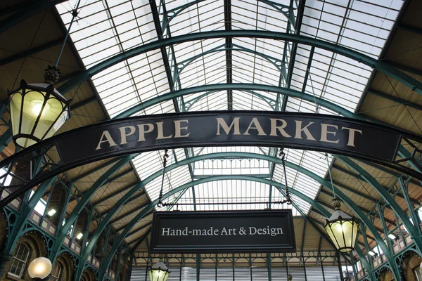 Sign "apple market" in Covent Garden — Stock Photo, Image