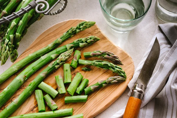 Grüner Spargel an Bord — Stockfoto