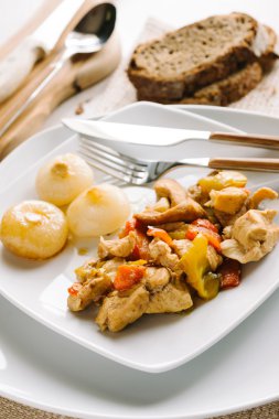 tavuk ve biber soğan ile