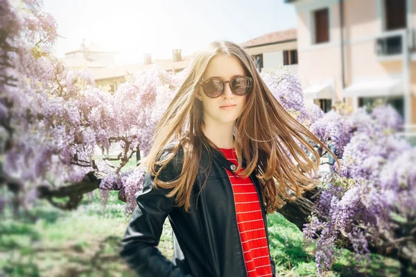 Retrato de chica adolescente —  Fotos de Stock