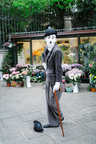 Sokak sanatçı Charlie Chaplin taklit