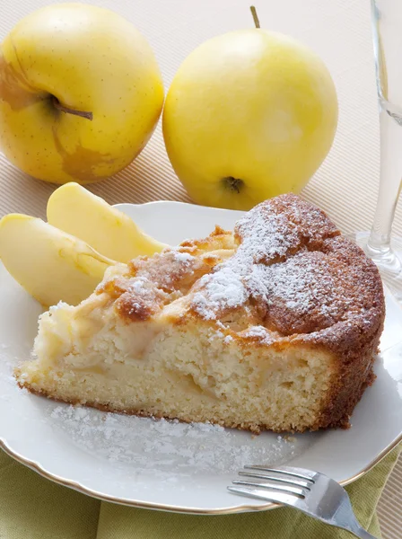 Шматок яблучного пирога — стокове фото