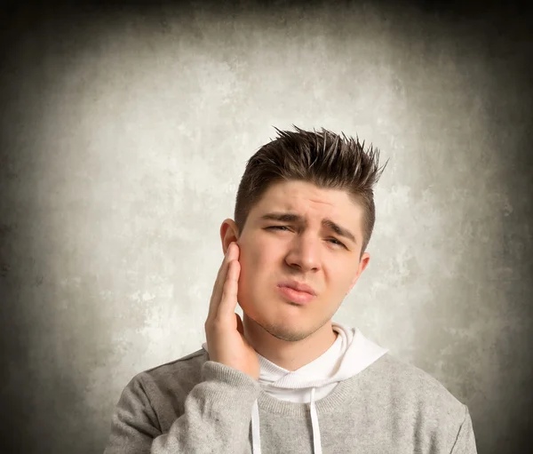 Junger Mann mit Zahnschmerzen — Stockfoto