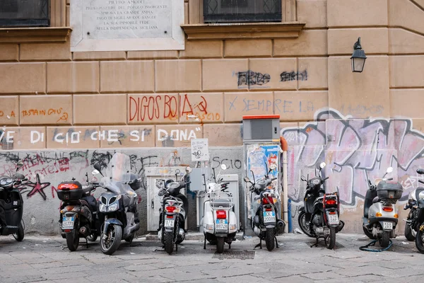 Motorcyklar och skotrar parkerade på gatan. — Stockfoto