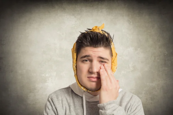 Junger Mann mit Zahnschmerzen — Stockfoto