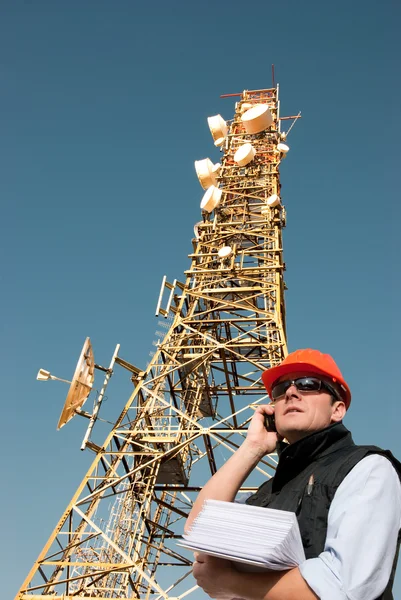 Homme près de la tour de télécommunication — Photo
