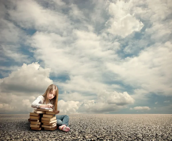 Klein meisje met boeken — Stockfoto