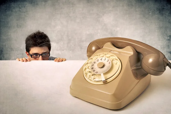 De mens is bang van de telefoon — Stockfoto