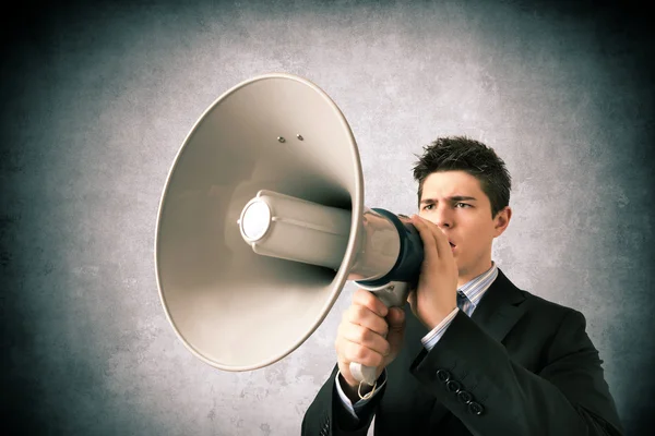 Jovem empresa com um megafone — Fotografia de Stock