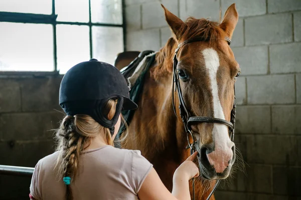 Dívka s svého koně — Stock fotografie