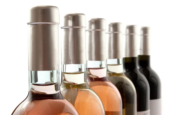 Flaskor vin på vit bakgrund — Stockfoto