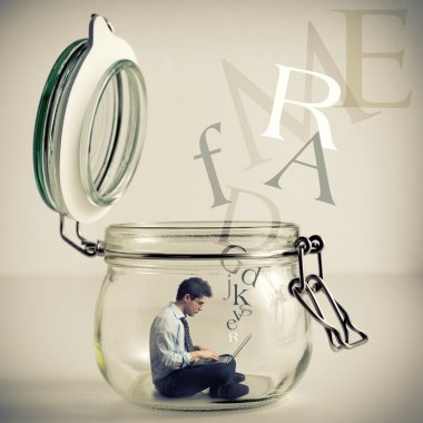 Bilgisayarlı genç adam