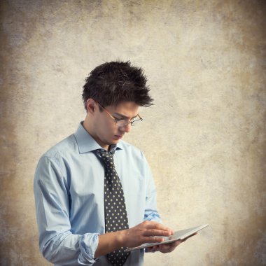 Tabletli genç adam.