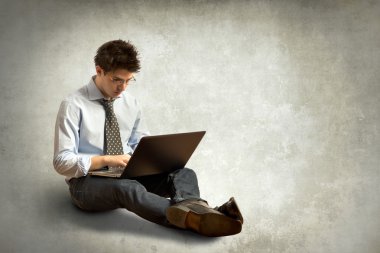 Bilgisayarlı genç adam