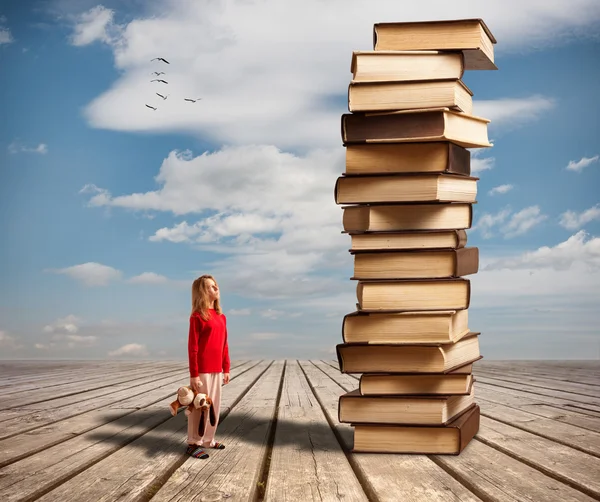 La bambina e i libri — Foto Stock