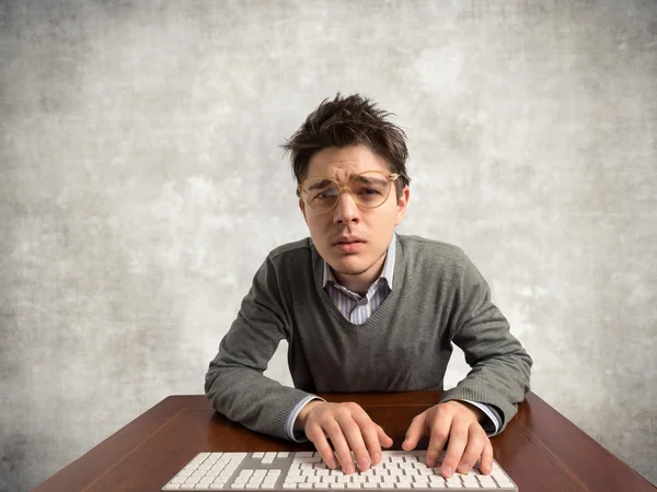 Homem na frente do monitor do PC — Fotografia de Stock