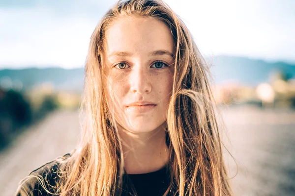 Retrato de menina adolescente — Fotografia de Stock