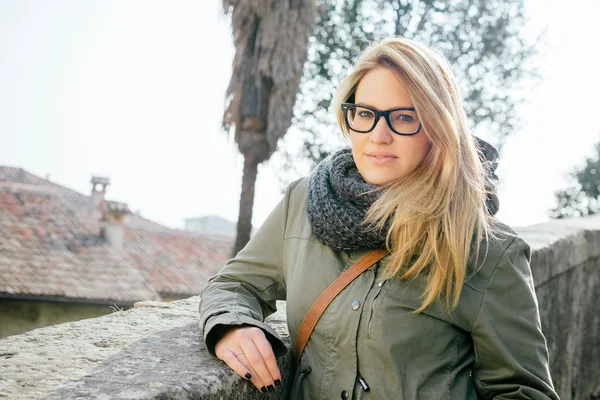 Retrato de mulher jovem — Fotografia de Stock