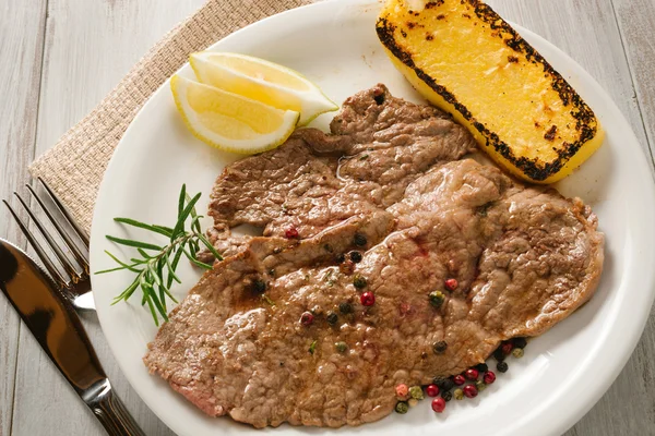 Bife e polenta grelhada — Fotografia de Stock