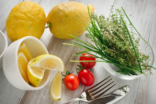 Citroner, tomater och örter — Stockfoto
