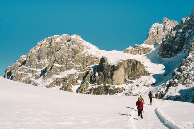 İnsanlar karda doğa yürüyüşü