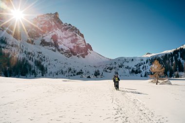 İnsanlar karda doğa yürüyüşü