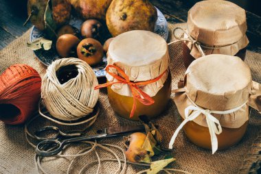 ile ev yapımı reçel kavanoz