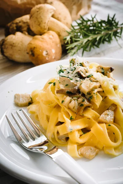 Tagliatelle con panna e funghi — Foto Stock