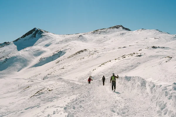 Människor trekking i snön — Stockfoto