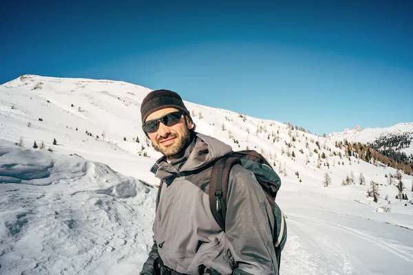 Šťastný muž horolezec — Stock fotografie