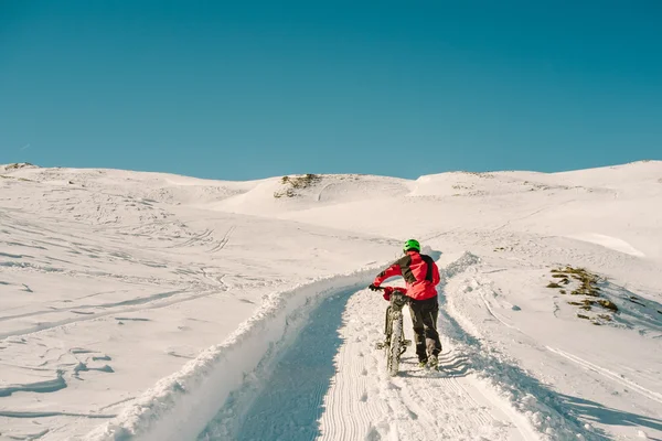 山の中のバイクとサイクリスト — ストック写真