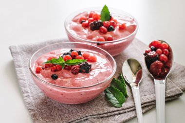 kase karışık meyveli Mousse