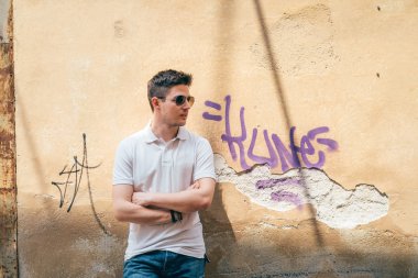 Genç adam duvara yaslanmış