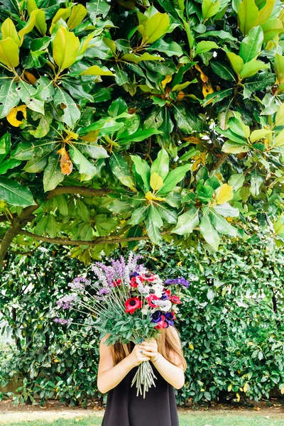 Menina com buquê de flores — Fotografia de Stock