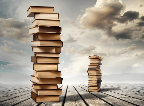 Tablolarda kitap yığınları