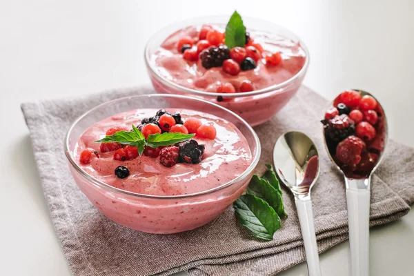 Mousse dari buah berri campuran dalam mangkuk Stok Lukisan  