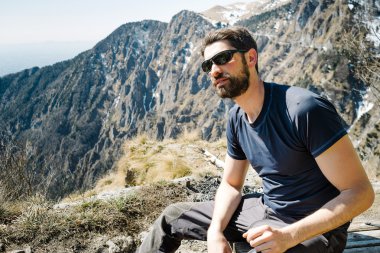 Tepenin üstünde tepe-in rahatlatıcı dağcı