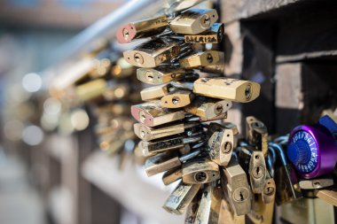 Köprü kilitler imzaladı