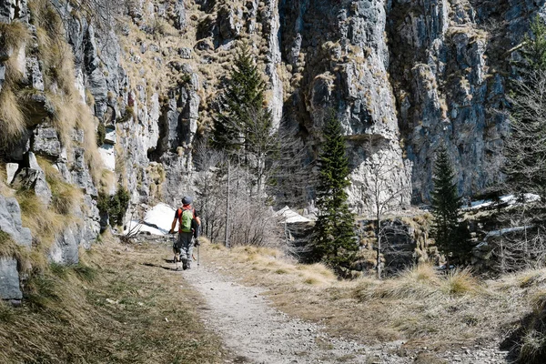 Чоловік гуляє в горах — стокове фото