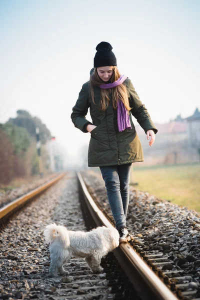 Adolescente avec son chien — Photo