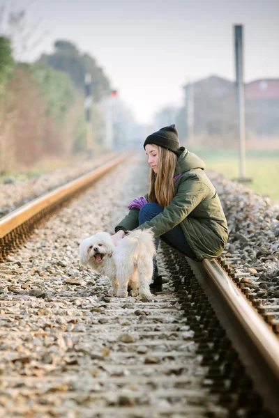 Menina adolescente com seu cão — Fotografia de Stock