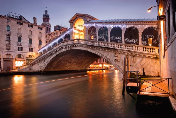 Rialto bridge at night — Stock Photo, Image